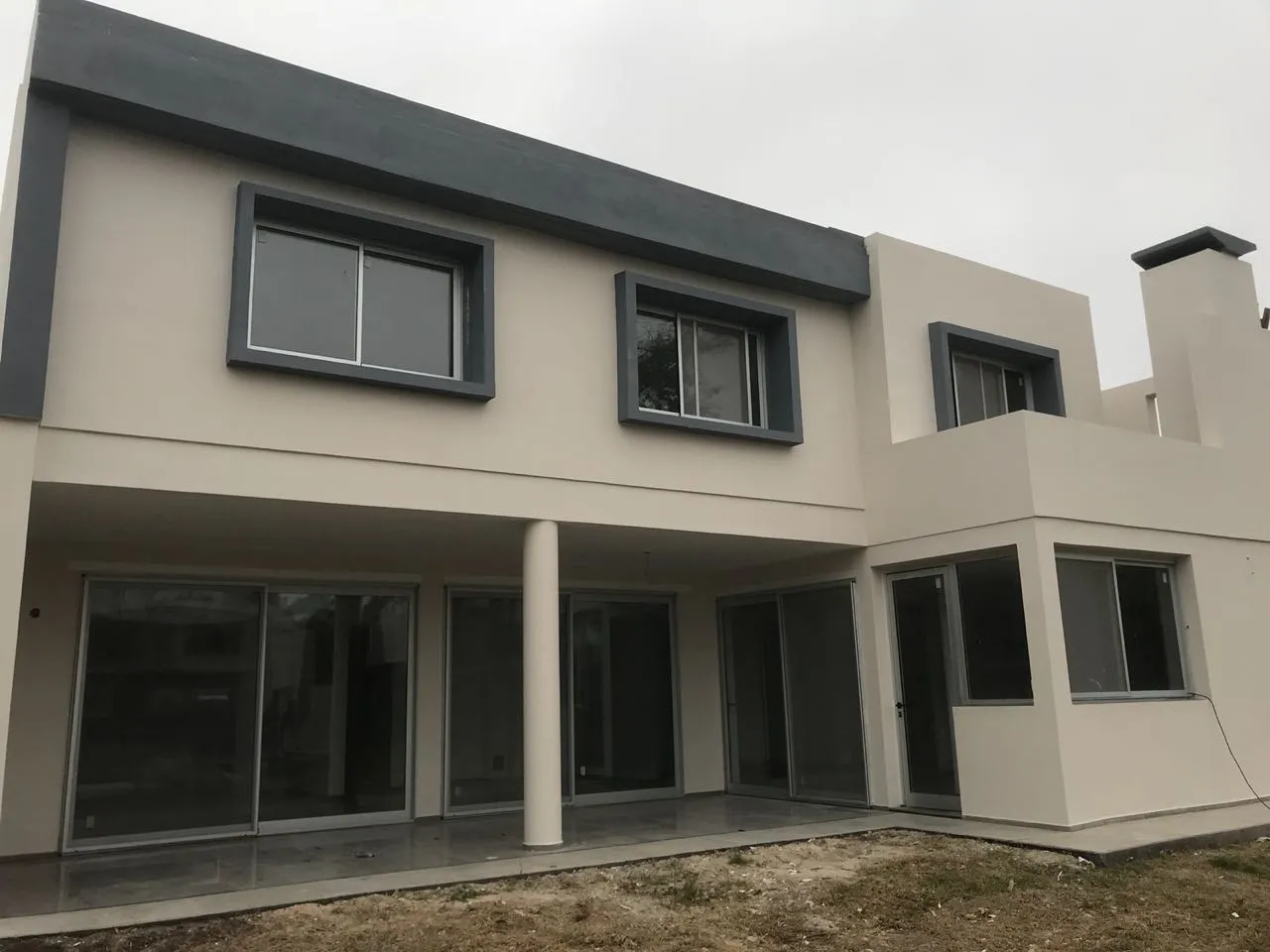 Edificio con balcones de vidrio y aluminio, obra con aberturas de alta gama estilo Cristalmad